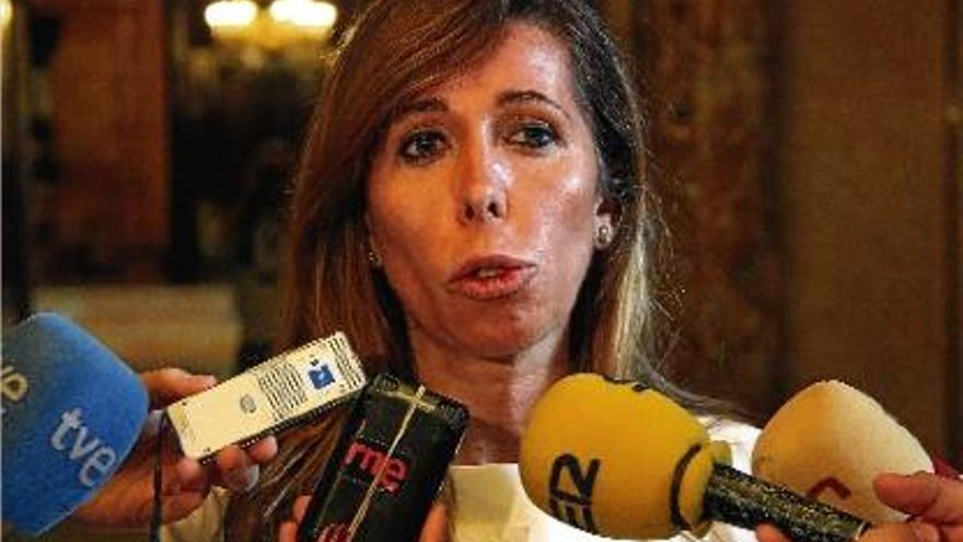 La presidenta del PPC, Alicia Sánchez-Camacho, ahir, atenent als mitjans de comunicació.