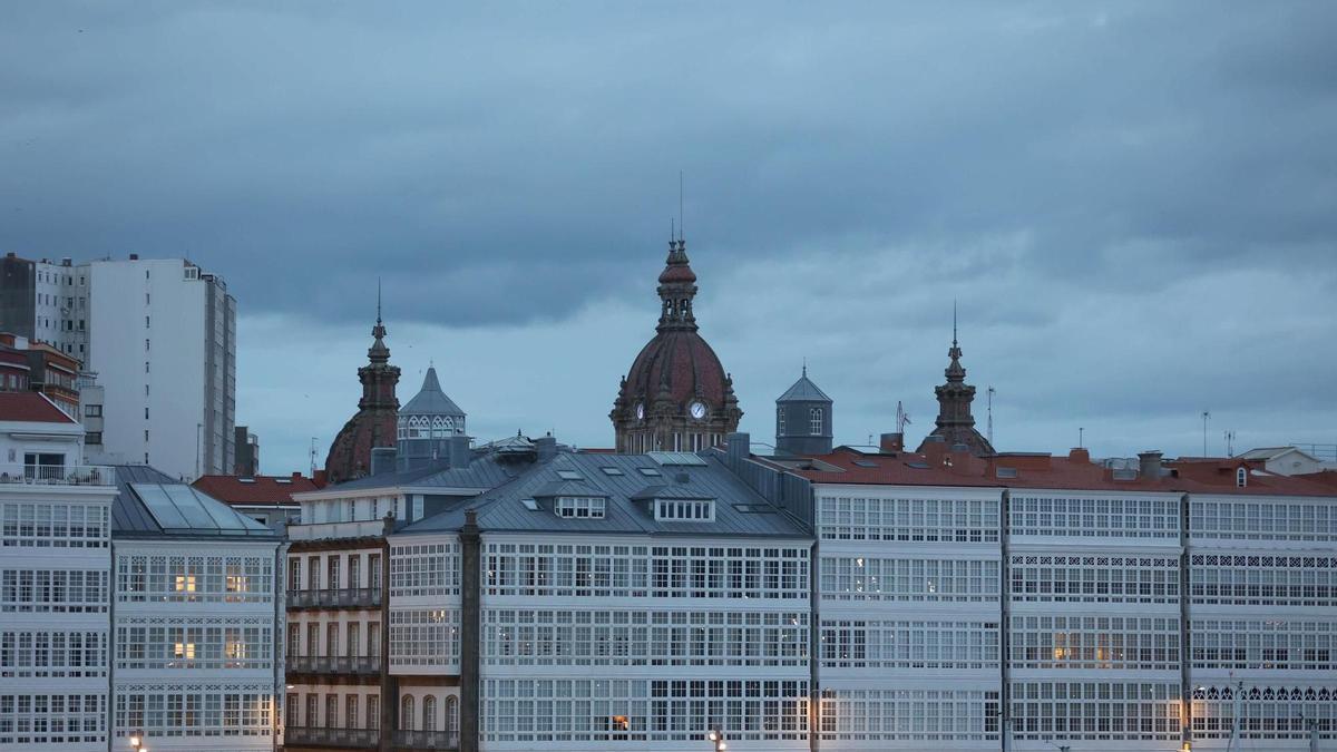 Cielo nublado al amanecer en A Coruña.