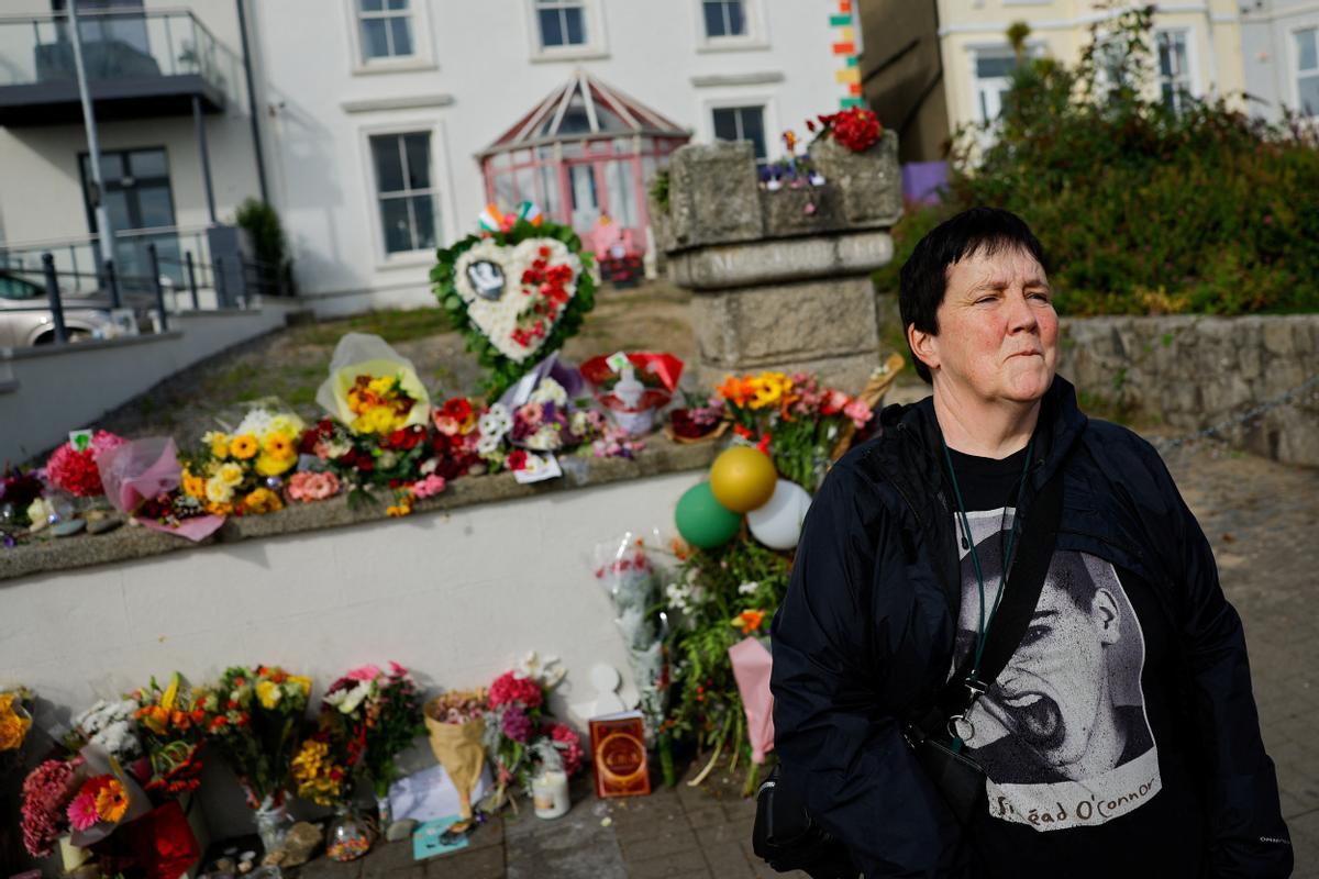 Fans de la cantante irlandesa Sinead OConnor dan su último adiós en las afueras de su antigua casa