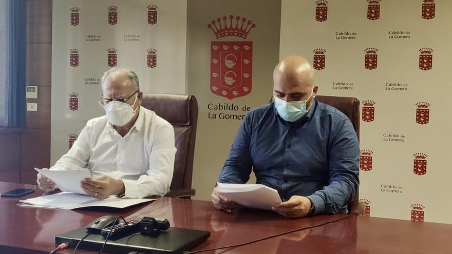 Curbelo y Piñero firman el documento por el que se renueva a Gesplan el mantenimiento y conservación de carreteras.