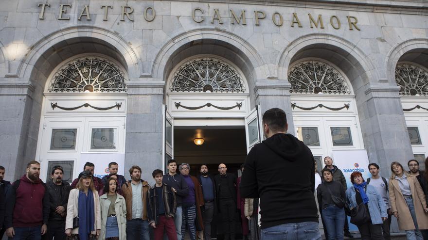 Así fue el espectacular flashmob con el que el coro de la Ópera de Oviedo sorprendió a los paseantes a las puertas del Campoamor