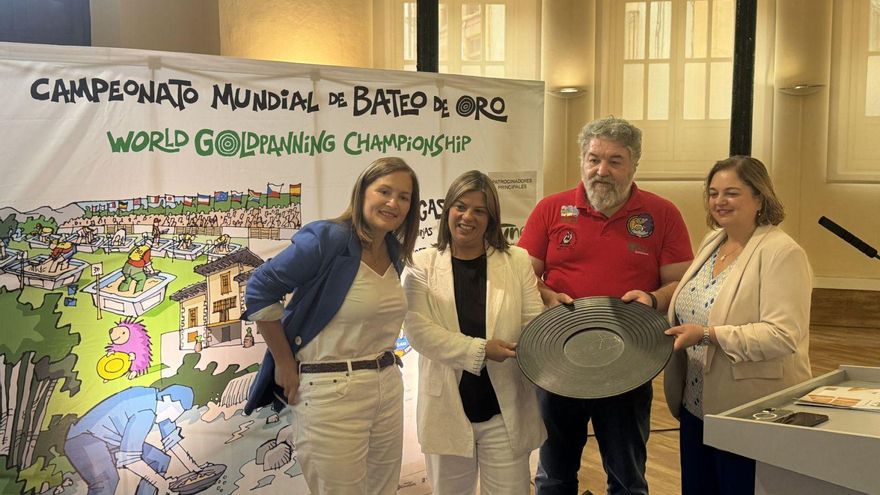 Por la izquierda, Begoña López, Gimena Llamedo, César Castaño y Montserrat Fernández, ayer, en la presentación del Mundial de bateo de oro. |