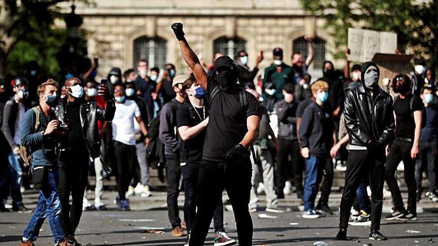 Un grup de manifestants durant les protestes de París, ahir.