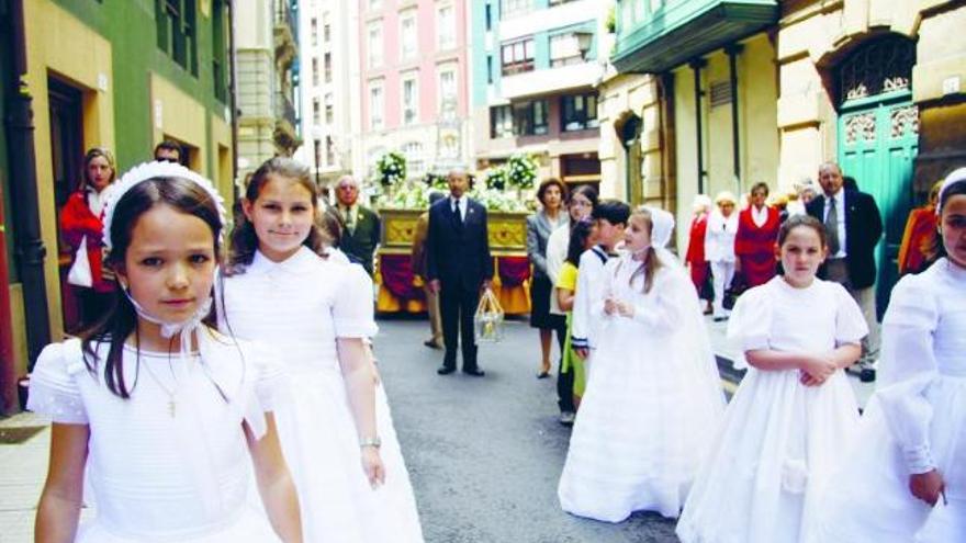 Comulgantes en el Corpus de San Pedro