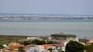 Investigan la presencia de una masa de agua blanca "de grandes dimensiones" en el Mar Menor