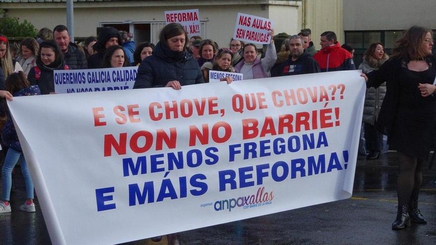 Un momento de la manifestación de la comunidad educativa xalleira para que mejoren el CEIP Barrié