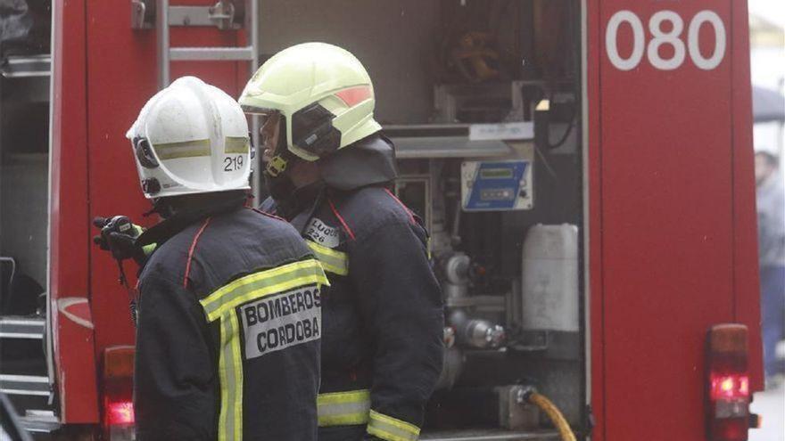 Arde un aparato de aire acondicionado y asisten a una mujer en Ciudad Jardín