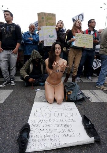 MÁS DE MIL PERSONAS SE CONCENTRAN FRENTE AL CONGRESO DE LOS DIPUTADOS