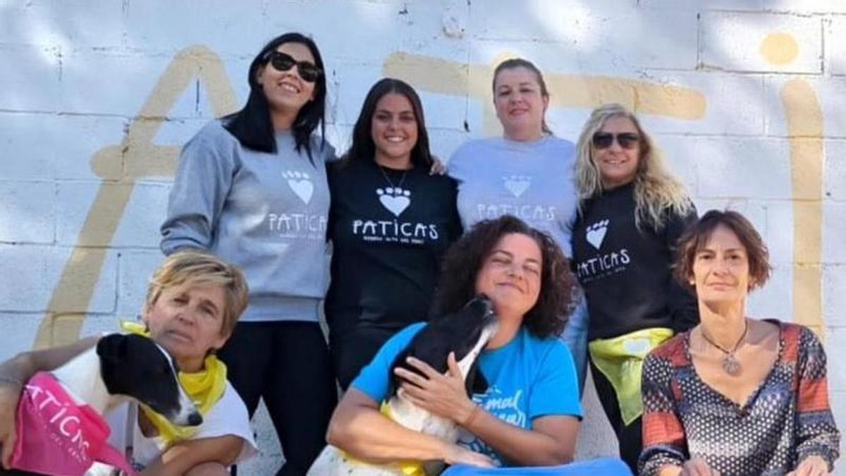 Representantes y voluntarias de la protectora Paticas Ribera Alta del Ebro, asociación protectora de animales de Alagón