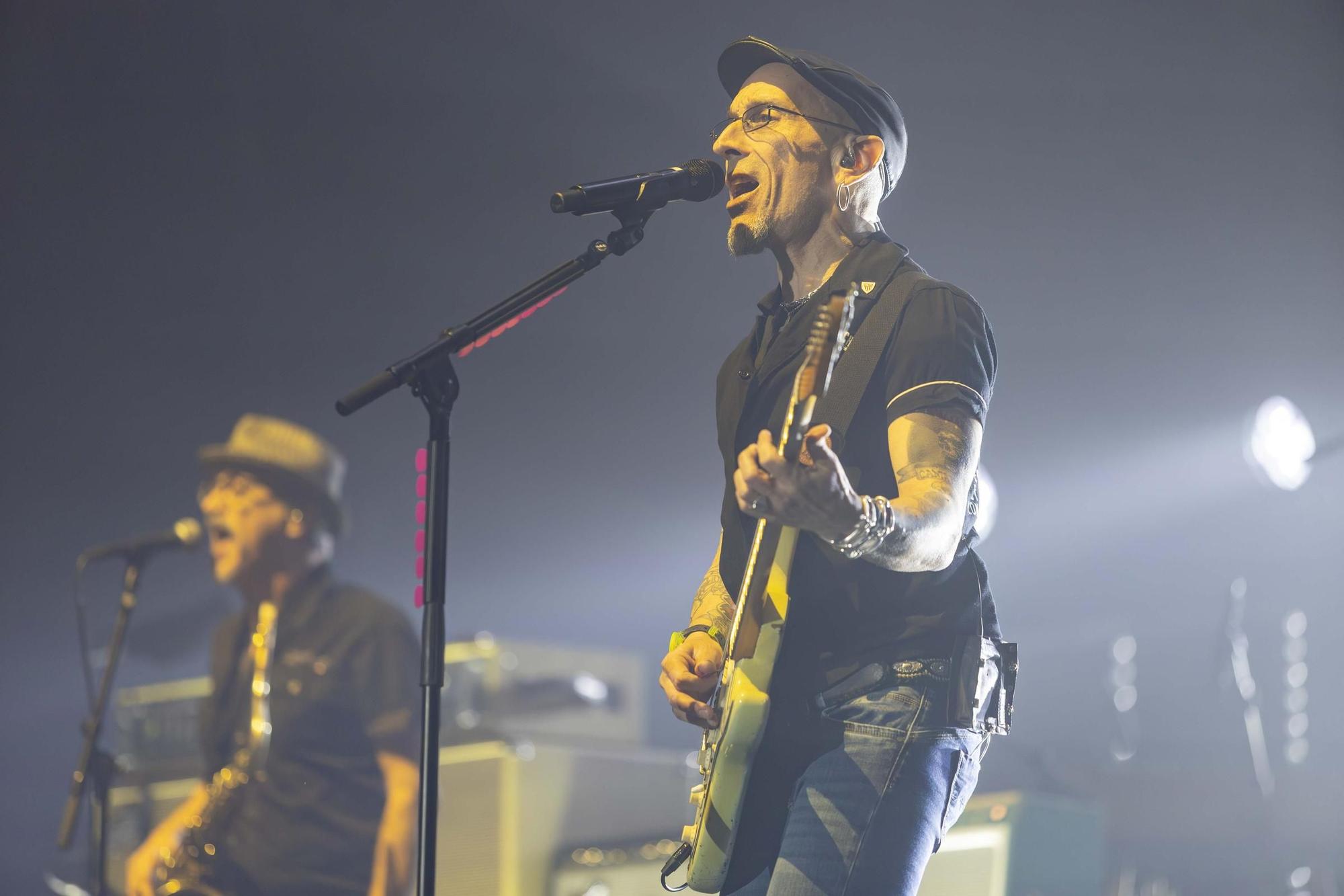 El Multiusos Fontes do Sar a los pies de Fito y sus fitipaldis