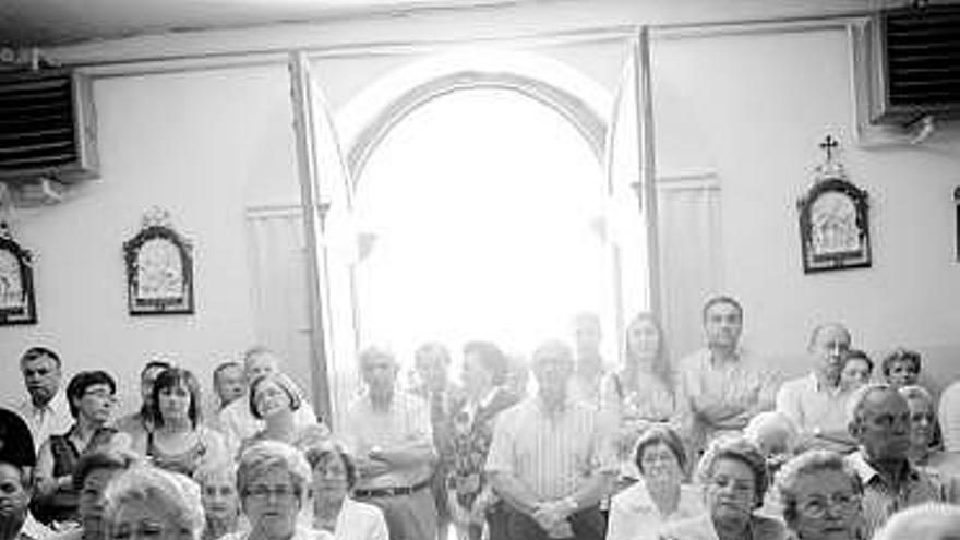 Público asistente al culto en la iglesia de La Magdalena.