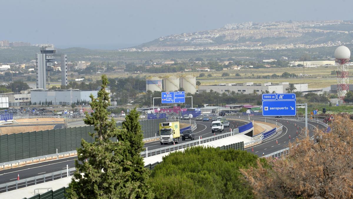 Acceso por carretera al aeropuerto, uno de los más grandes de Europa sin conexión ferroviaria.