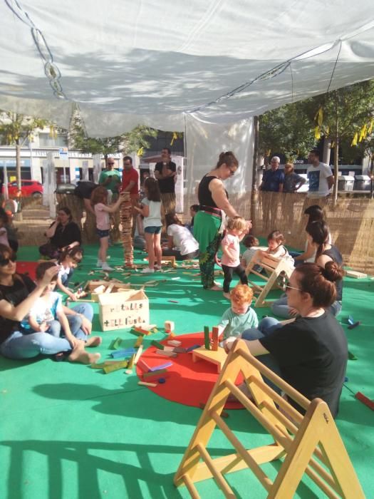 El festival Ludivers omple de jocs la plaça U d''octubre