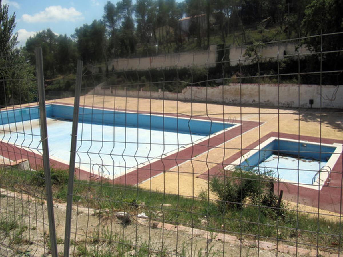 Zona perillosa per als nensLes piscines municipals de la urbanització Pineda de l’Armengol, prop de Capellades, ja fa dos anys que estan tancades i abandonades. Però, més enllà de l’estat deteriorat de les instal·lacions, el problema és que aquestes reixes són tota la protecció que tenen, unes tanques molt fàcils d’evitar per part dels nens i, per tant, molt perilloses. Els veïns estan molt preocupats per si es colen els seus fills i passa una desgràcia irreparable.