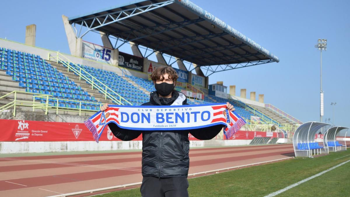 Logan Reves posa con la bufanda del Don Benito en el estadio Vicente Sanz.