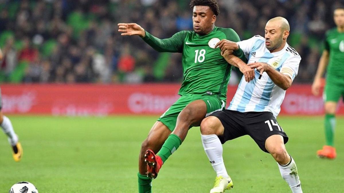 Mascherano pelea con Iwobi en el Nigeria-Argentina que se jugó este martes en Krasnodar.