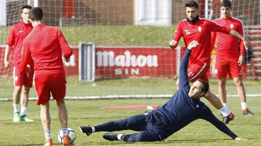 Baraja se lanza al suelo ante Viguera para intentar cortar el balón.