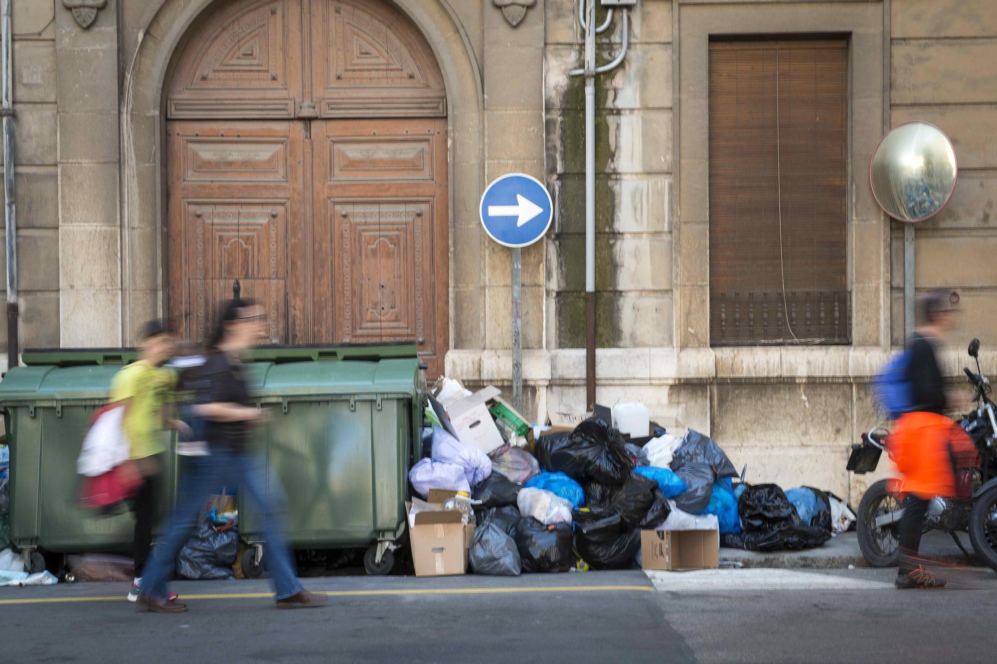 Estat dels carrers de Figueres per la vaga d'escombraries