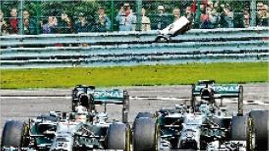 A Rosberg li va saltar l&#039;aleró després de punxar la roda a Hamilton