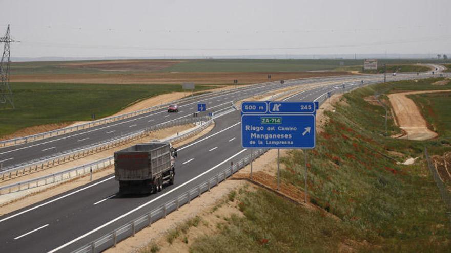 La autovía Zamora-Benavente, a la altura de la salida de Riego. |