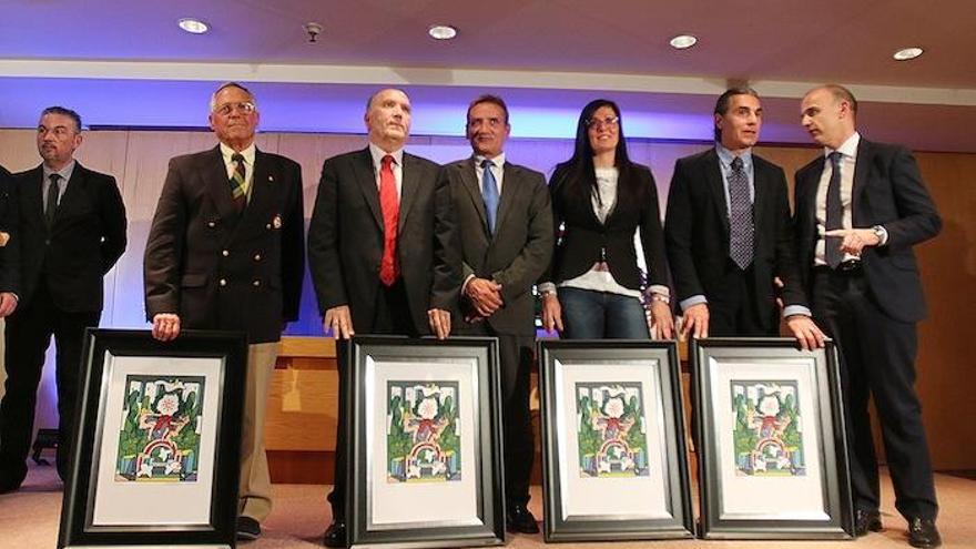 Foto de familia de los premiados, ayer en El Corte Inglés.