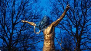 La estatua dedicada a Ibrahimovic en Malmö tras la barbarie.