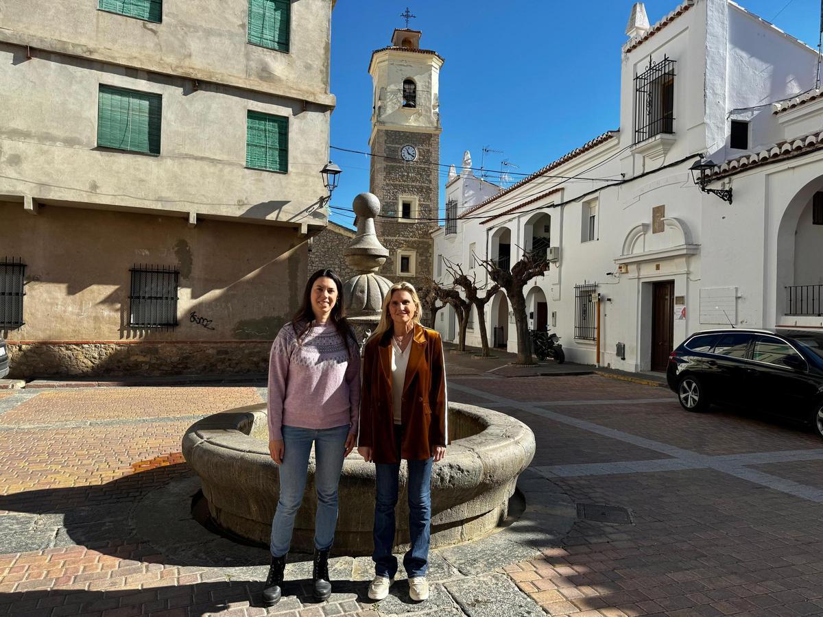 Fabregat, junto a la alcaldesa de Benafer, Sara Navarro.