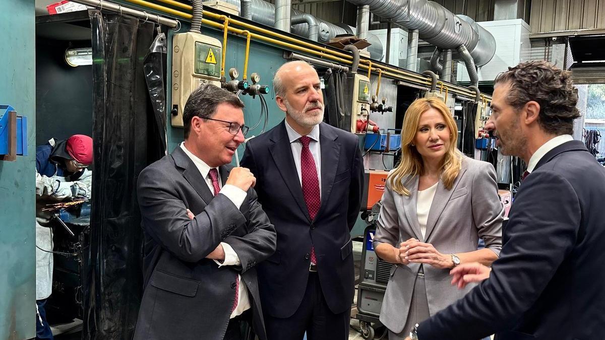 La consejera de Empresa, Empleo y Economía Social, Marisa López Aragón, dialoga con el presidente de Fremm, Alfonso Hernández, el consejero de Economía, Empleo y Transformación Digital de Extremadura, Guillermo Santamaría y el presidente de Aspremetal, Francisco Pantín.
