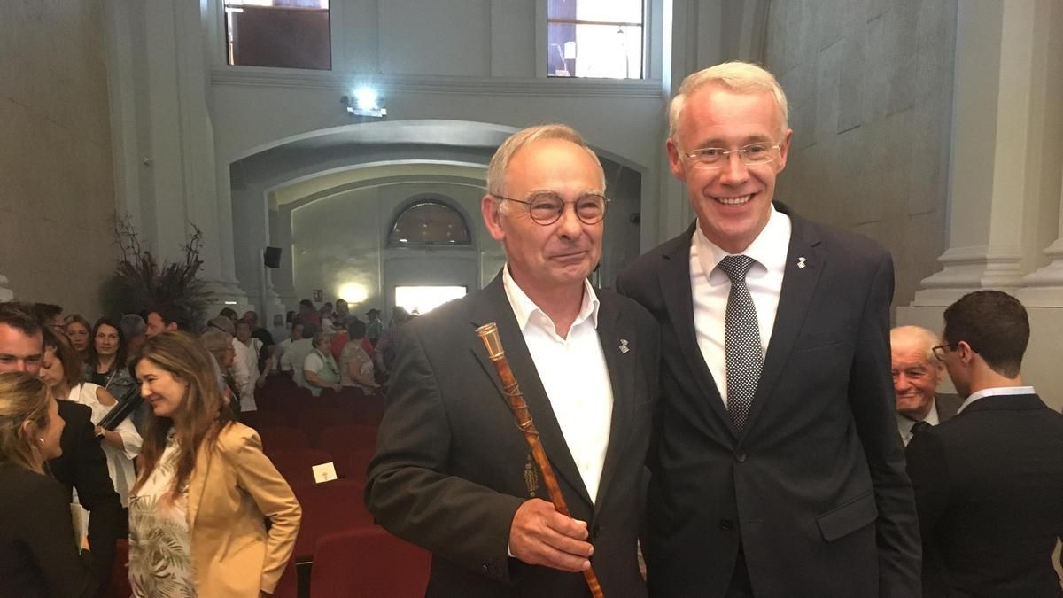 Jordi Gassió (esquerra) va assumir l'alcaldia de Puigcerdà ara fa dos anys, en substitució d'Albert Piñeira (dreta)