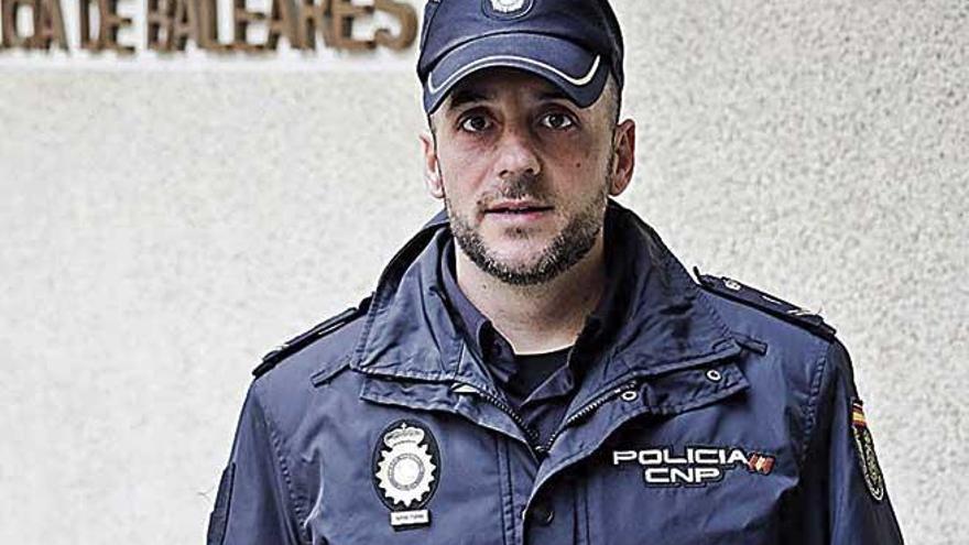 El policía Juan Martos, ayer, en la Jefatura de Balears.