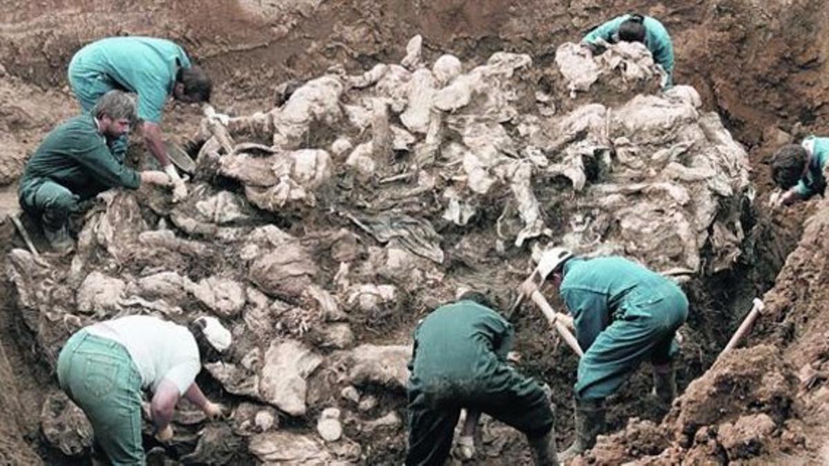 rastros del horror Forenses del Tribunal Internacional sobre Crímenes de Guerra trabajan en una fosa de Pilica, a 300 kilómetros al norte de Sarajevo, en julio de 1997.