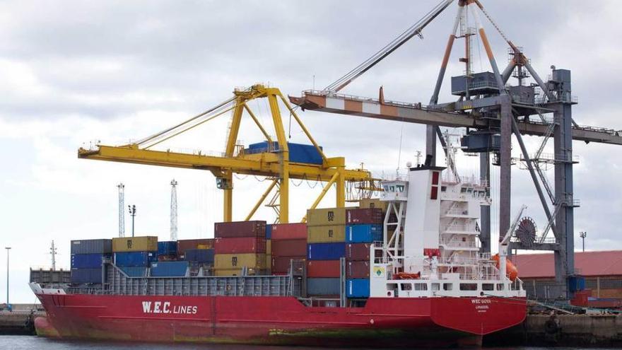 Un barco en la terminal de contenedores de El Musel.