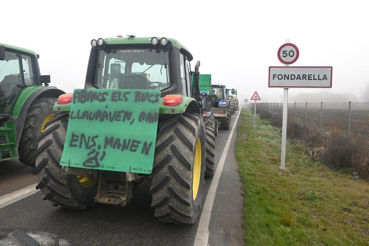 Agricultores catalanes protestan en Fondarella, en el Pla dUrgell (Lleida)