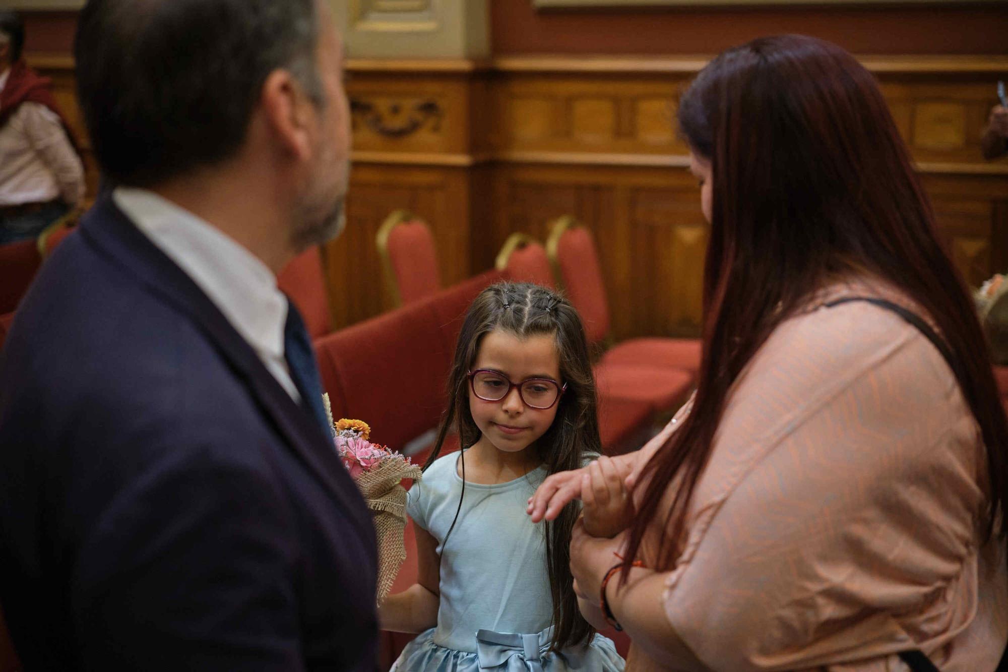 El alcalde recibe a las candidatas y candidatas a reina y romeros de las Fiestas de Mayo