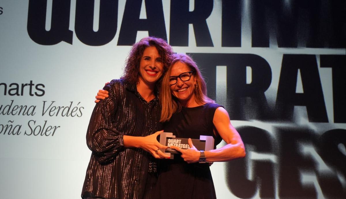 La alcaldesa Cristina Mora junto a Begoña Soler, directora de Dimarts con el premio al Mejor Cortometraje.
