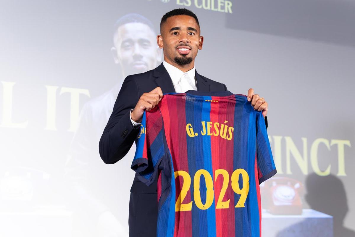 Gabriel Jesus, posando con la camiseta del FC Barcelona