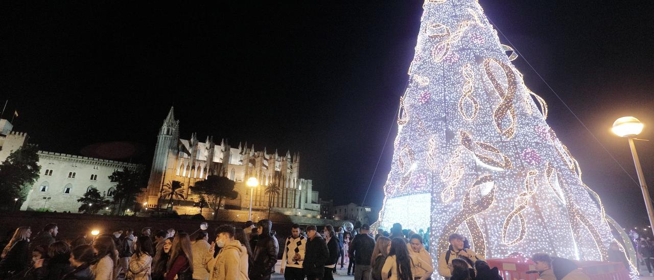 Numerosos visitantes en el árbol de Navidad del Parc de la Mar.