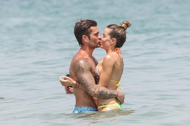 Rodri Fuertes y Marta Castro besándose en la playa