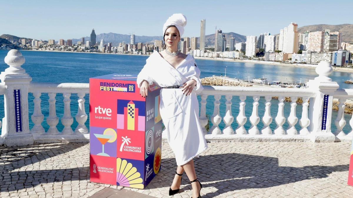 Inés Hernand luciendo su ya famoso albornoz en el Benidorm Fest 2023