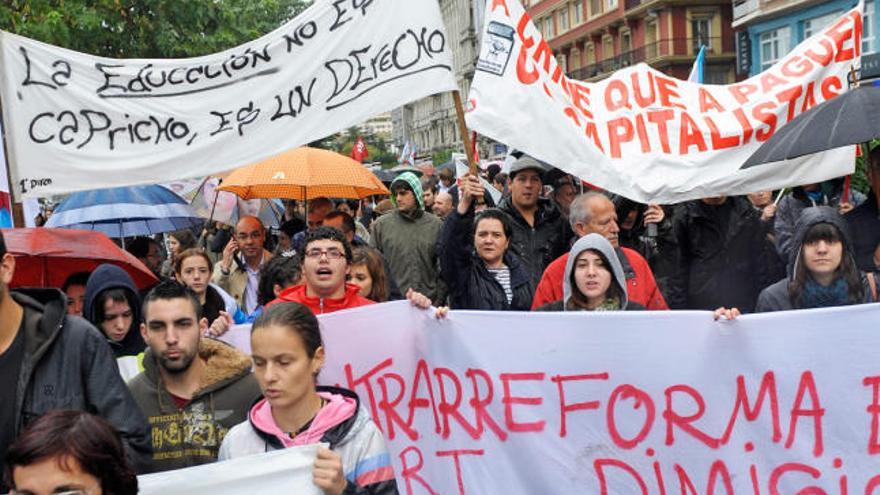 Más de mil coruñeses rechazan los recortes en educación pública