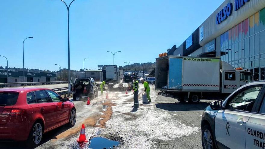 El combustible impregnó la calzada. // FdV