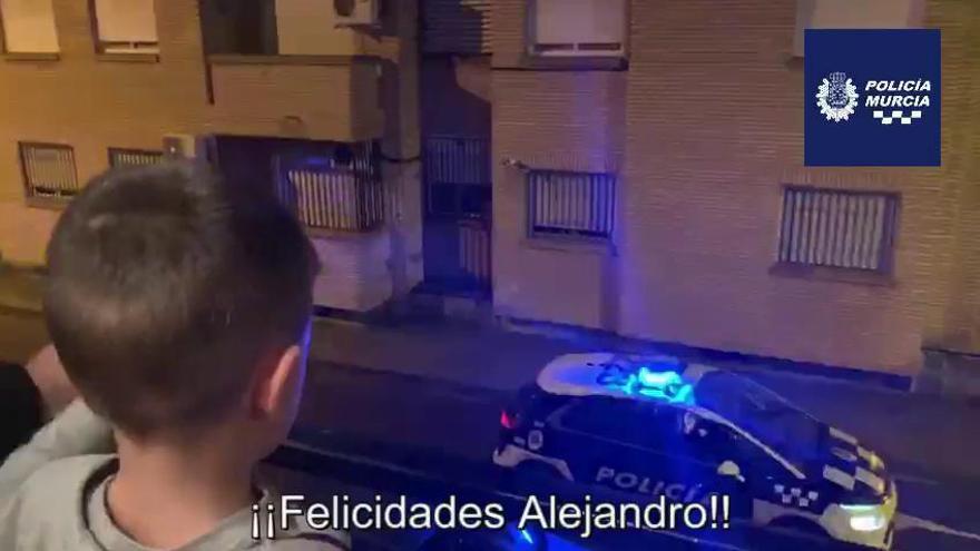 La Policía Local de Murcia felicita el santo al pequeño Alejandro
