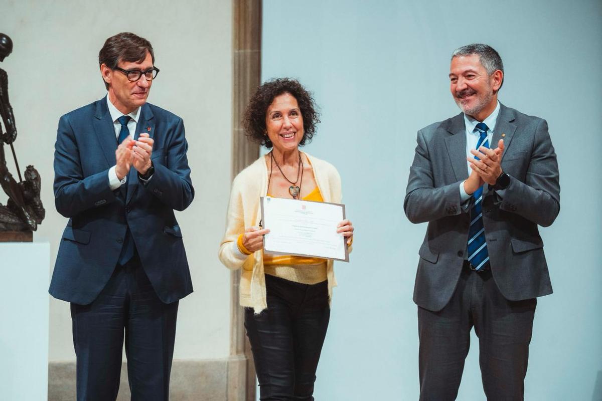 Paloma Somacarrera recollint el diploma de mestre artesana a la Generalitat