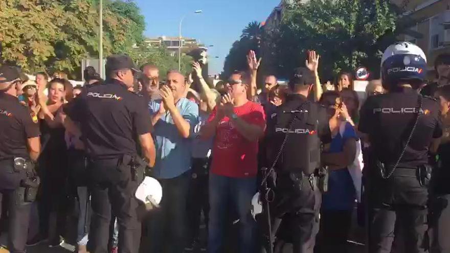 Espontánea protesta de los vecinos ante las obras del 'muro' en Santiago el Mayor