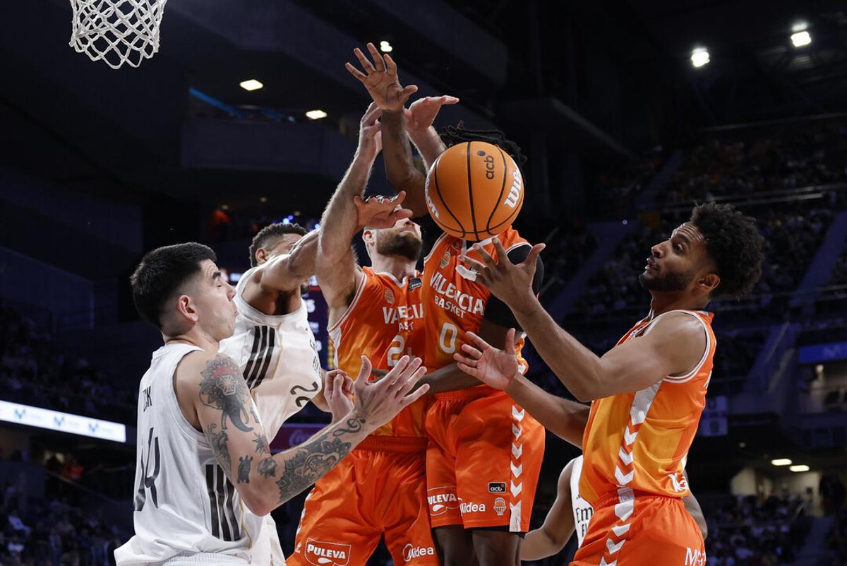Cinco jugadores luchan por un rebote en el Real Madrid - Valencia Basket.