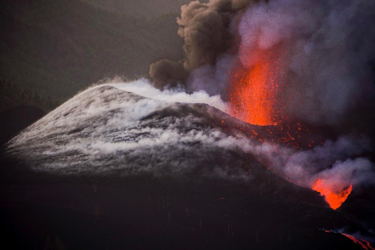 Volcano continues to erupt on Spains island of La Palma