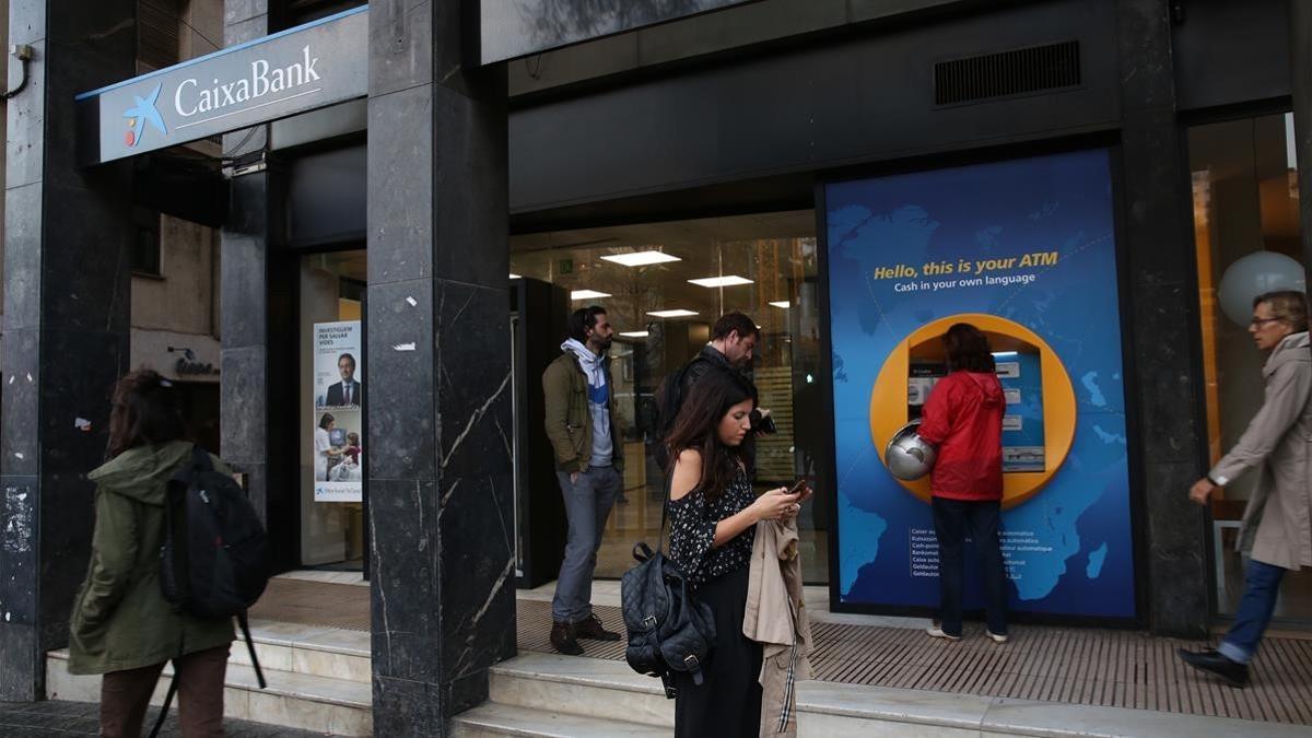 Pocas colas a primera hora ante las oficinas bancarias