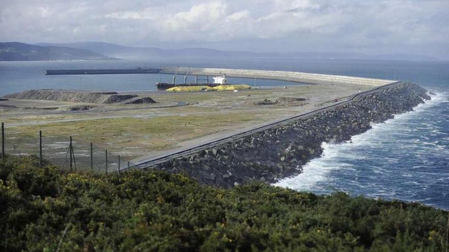 Panorámica del puerto exterior en punta Langosteira. carlos pardellas