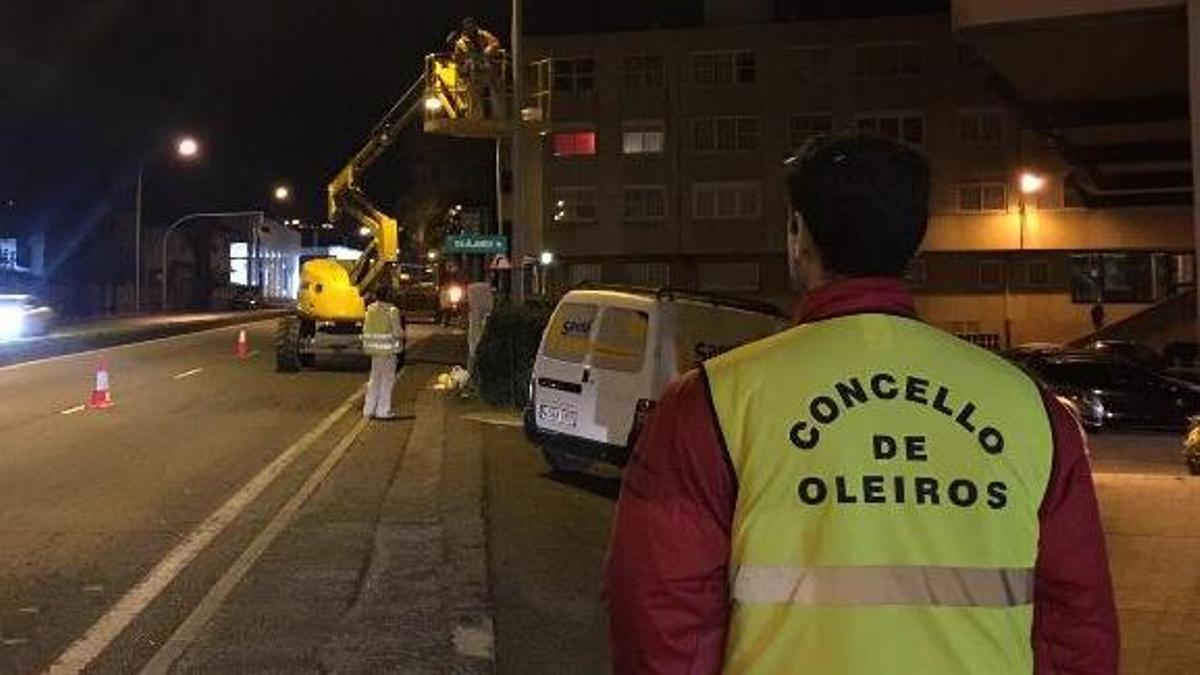 Arreglo de una farola en Oleiros.