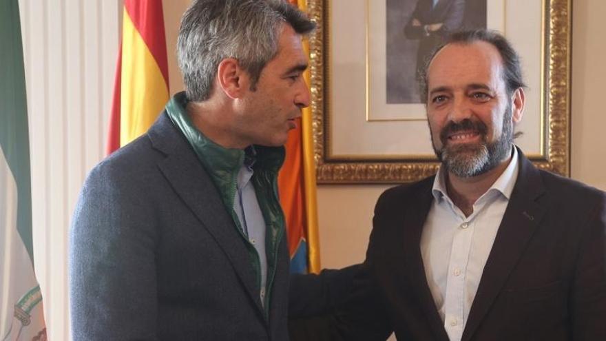 El alcalde de Benalmádena, Víctor Navas, recibió al diputado Juan Cassá en el Ayuntamiento.